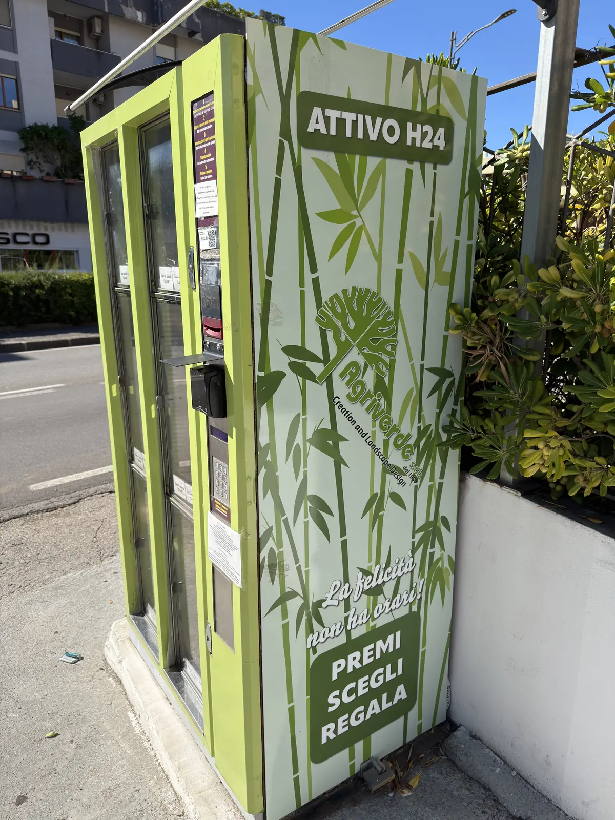 Il distributore automatico di fiori di Botanico, verde con la scritta Attivo H24